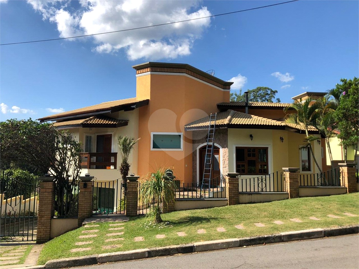 Casa à venda com 4 quartos, sendo 2 suítes, no condomínio Flamboyant, Atibaia - SP