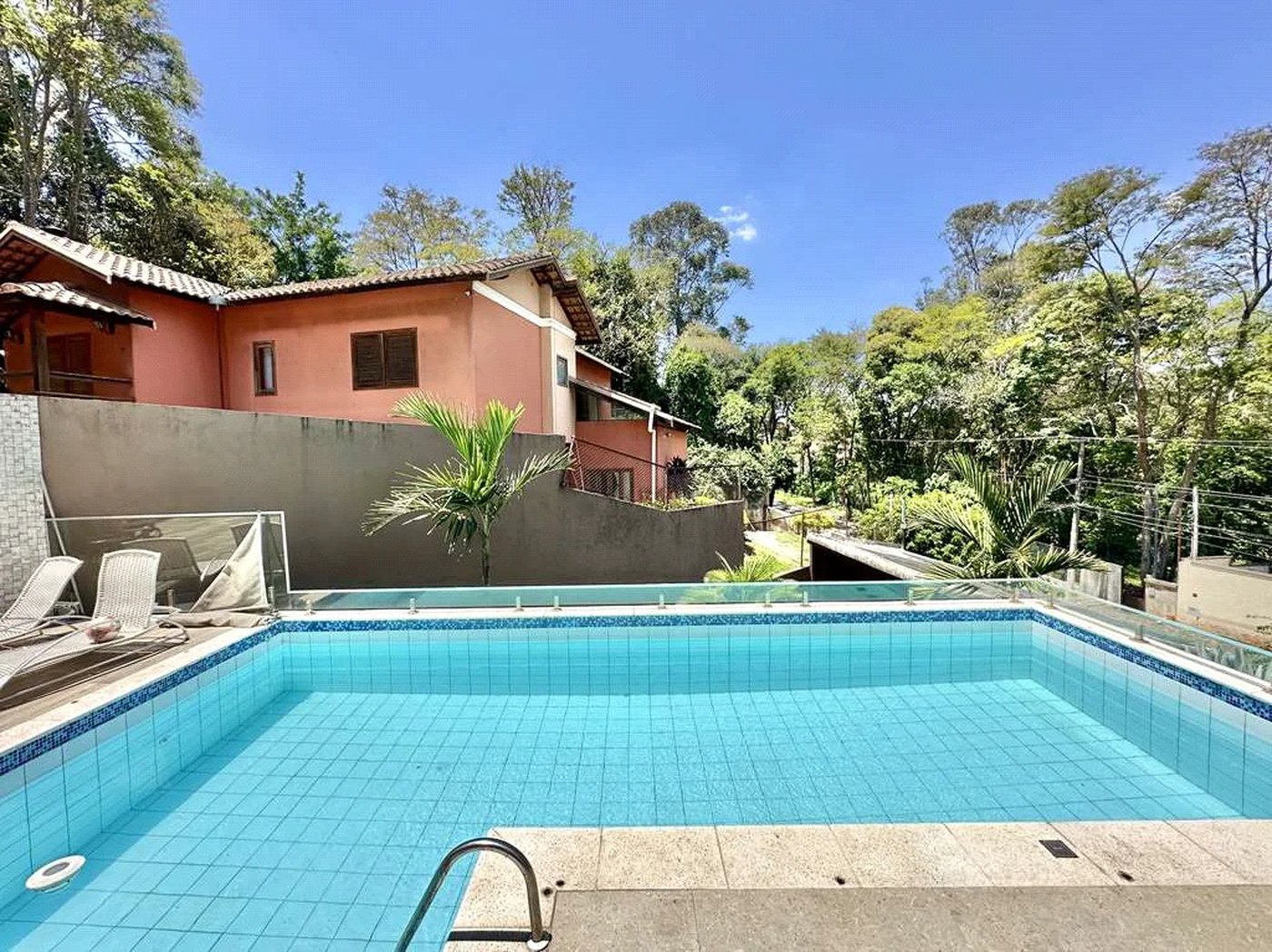 Casa à venda com 4 quartos, sendo 3 suítes,  no condomínio Vilarejo, Carapicuíba - SP