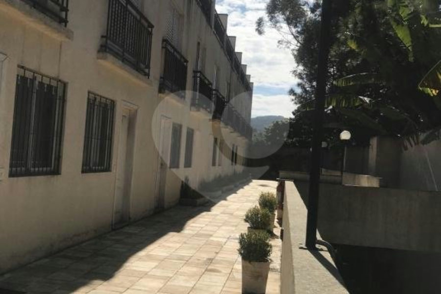 Casa à venda com 2 quartos, sendo 1 suíte, no condomínio Res Santa Inês, São Paulo - SP