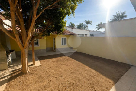 Casa Térrea à venda com 3 quartos, sendo 1 suíte, em Alto da Boa Vista, São Paulo, SP