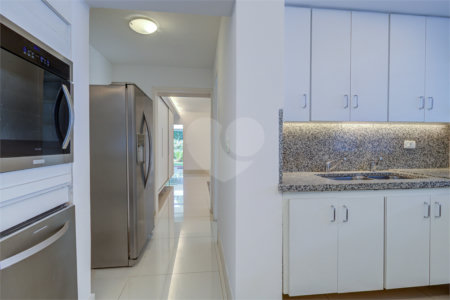 Casa para alugar com 5 quartos, sendo 3 suítes, no condomínio Chácara Flora, São Paulo - SP