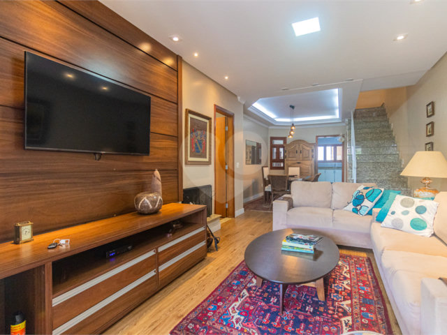 Casa à venda com 4 quartos, sendo 2 suítes,  em Jardim Prudência, São Paulo, SP