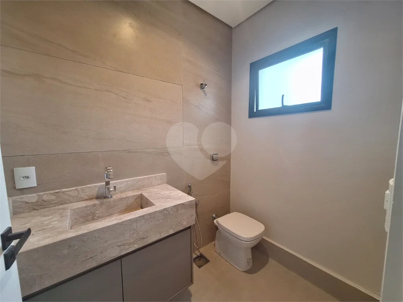 Casa NOVA com 03 suítes , piscina e condomínio com lazer completo!