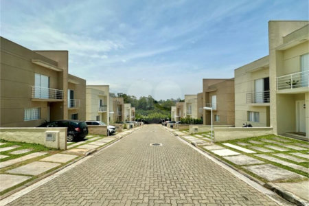 Casa à venda com 3 quartos, sendo 1 suíte, no condomínio Villaggio Viana, Cotia - SP