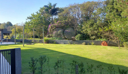 Casa à venda com 4 quartos, sendo 2 suítes,  no condomínio Figueira Garden, Atibaia - SP