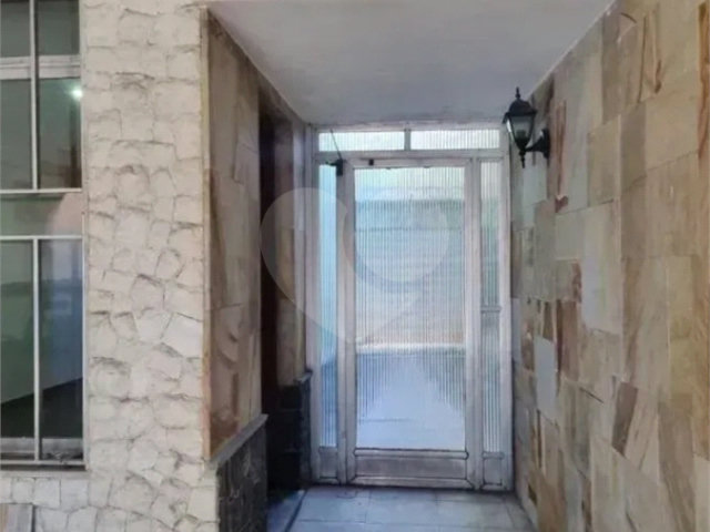 Sobrado à venda com 3 quartos, sendo 1 suíte,  em Vila Zat, São Paulo, SP