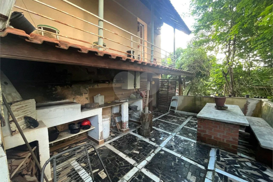 Casa ampla no bairro Terra Rica com 3 pavimentos e excelente estrutura.