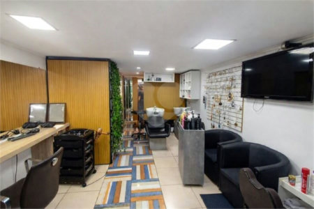 Prédio com Renda no Jabaquara - 773 m2 sendo 13 Studios, Salão Comercial e 22 vagas de garagem!