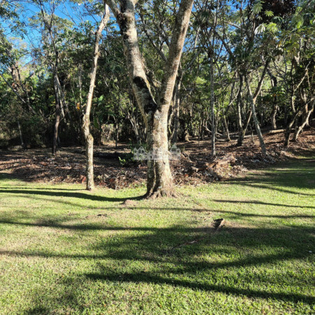 Casa Pé na Água em Atibaia com Acesso à Represa e Mais de 3.000 m² de Natureza