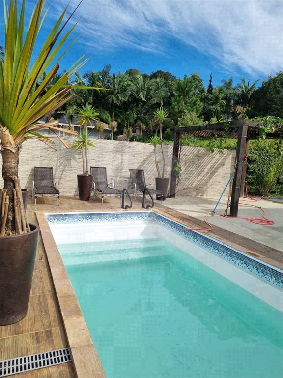 Casa à venda com 4 quartos, sendo 1 suíte, no condomínio Clube Florada Suzano, Suzano - SP