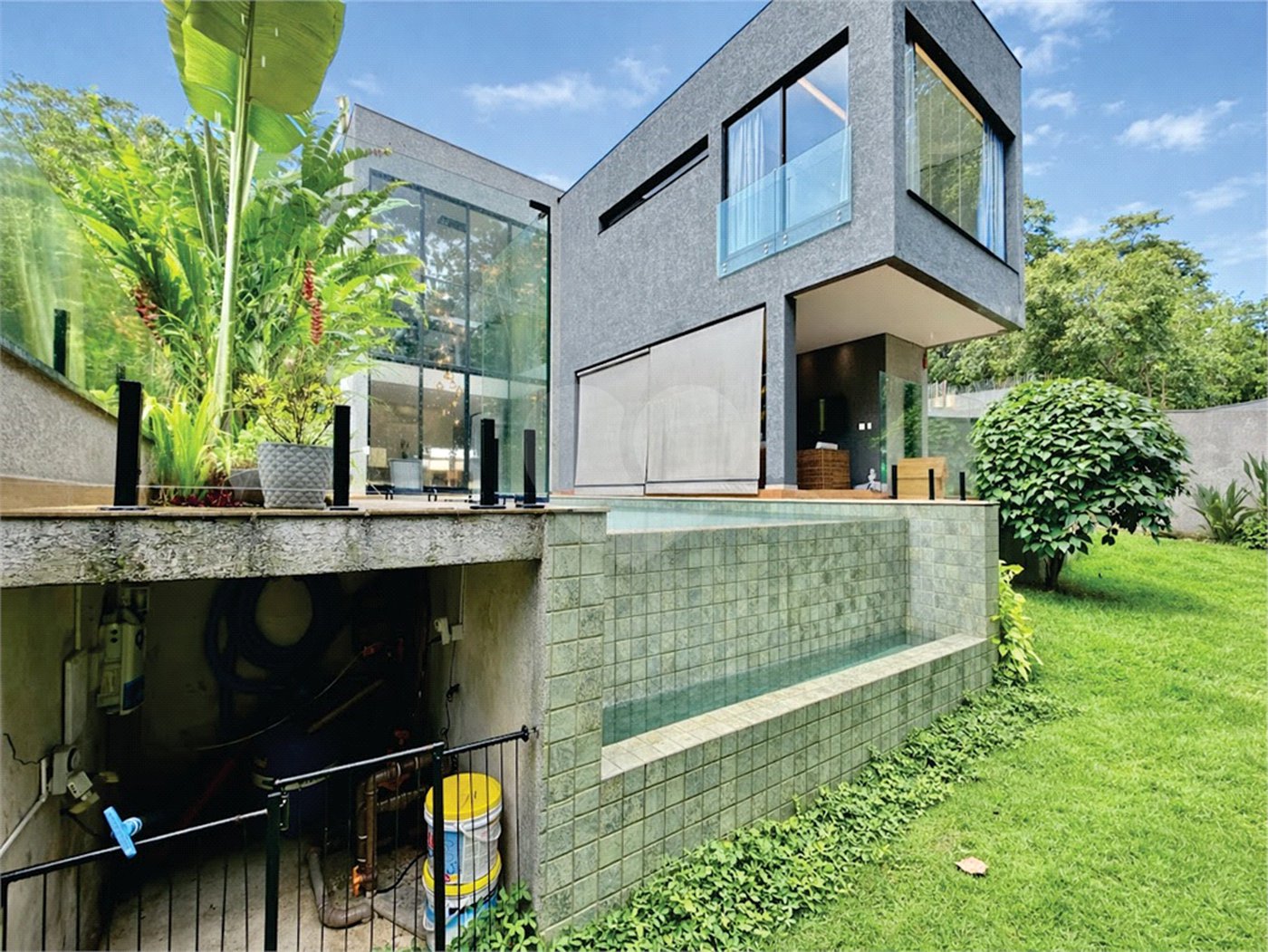 Casa à venda com 3 suítes no condomínio Reserva Santa Maria, Jandira - SP