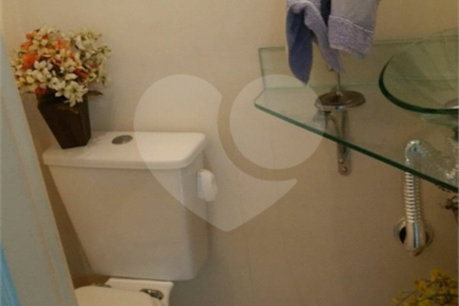 Casa à venda com 3 quartos, sendo 1 suíte, no condomínio Residencial Água Fria, São Paulo - SP