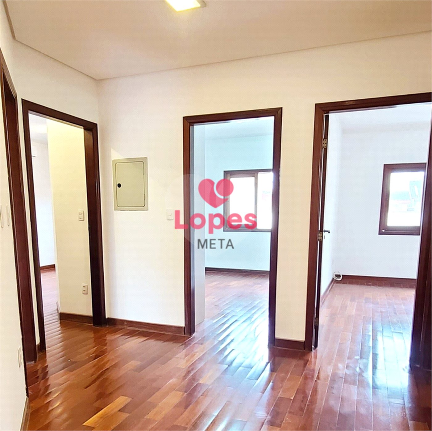 Casa à venda com 4 quartos, sendo 2 suítes, no condomínio Colinas, São José dos Campos - SP