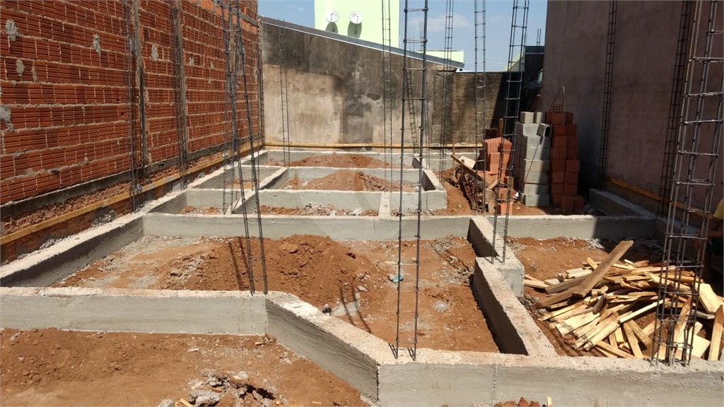 Casa em Construção à Venda no Bairro Romeu Tortorelli