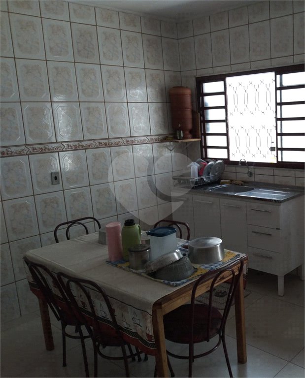 Casa térrea com 2 dormitórios, sendo 1 suíte.
