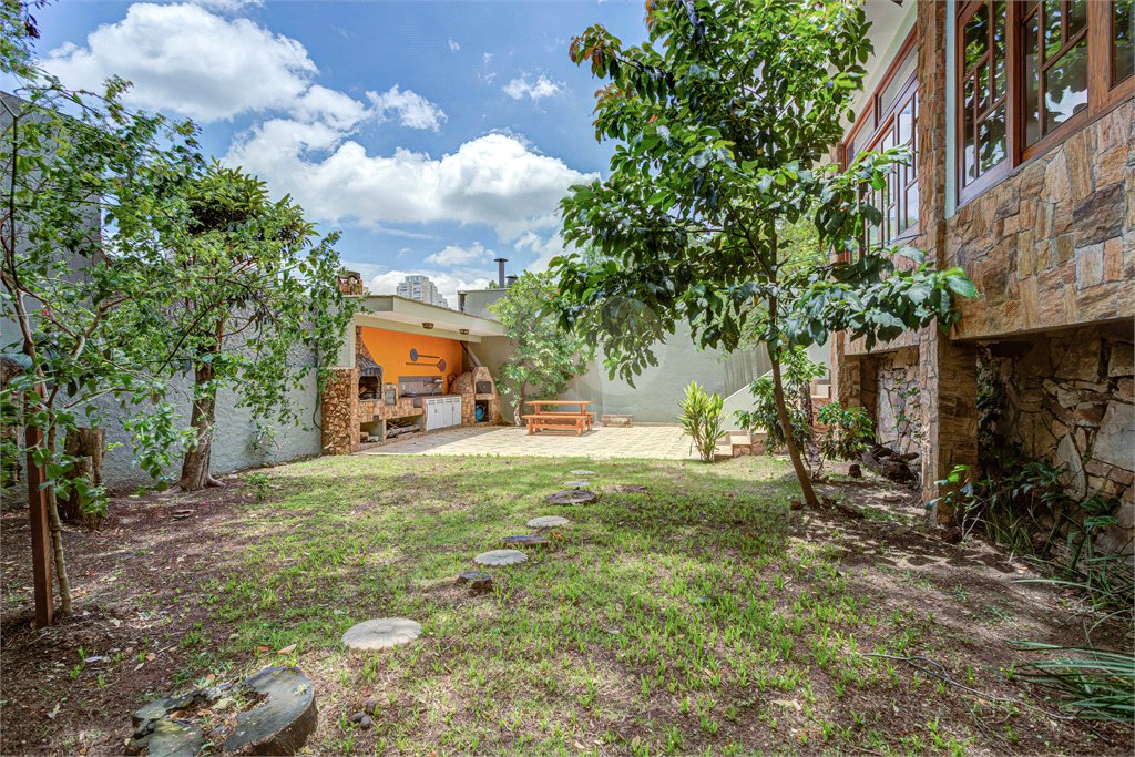 Sobrado à venda com 5 quartos, sendo 3 suítes, em Chácara Monte Alegre, São Paulo, SP