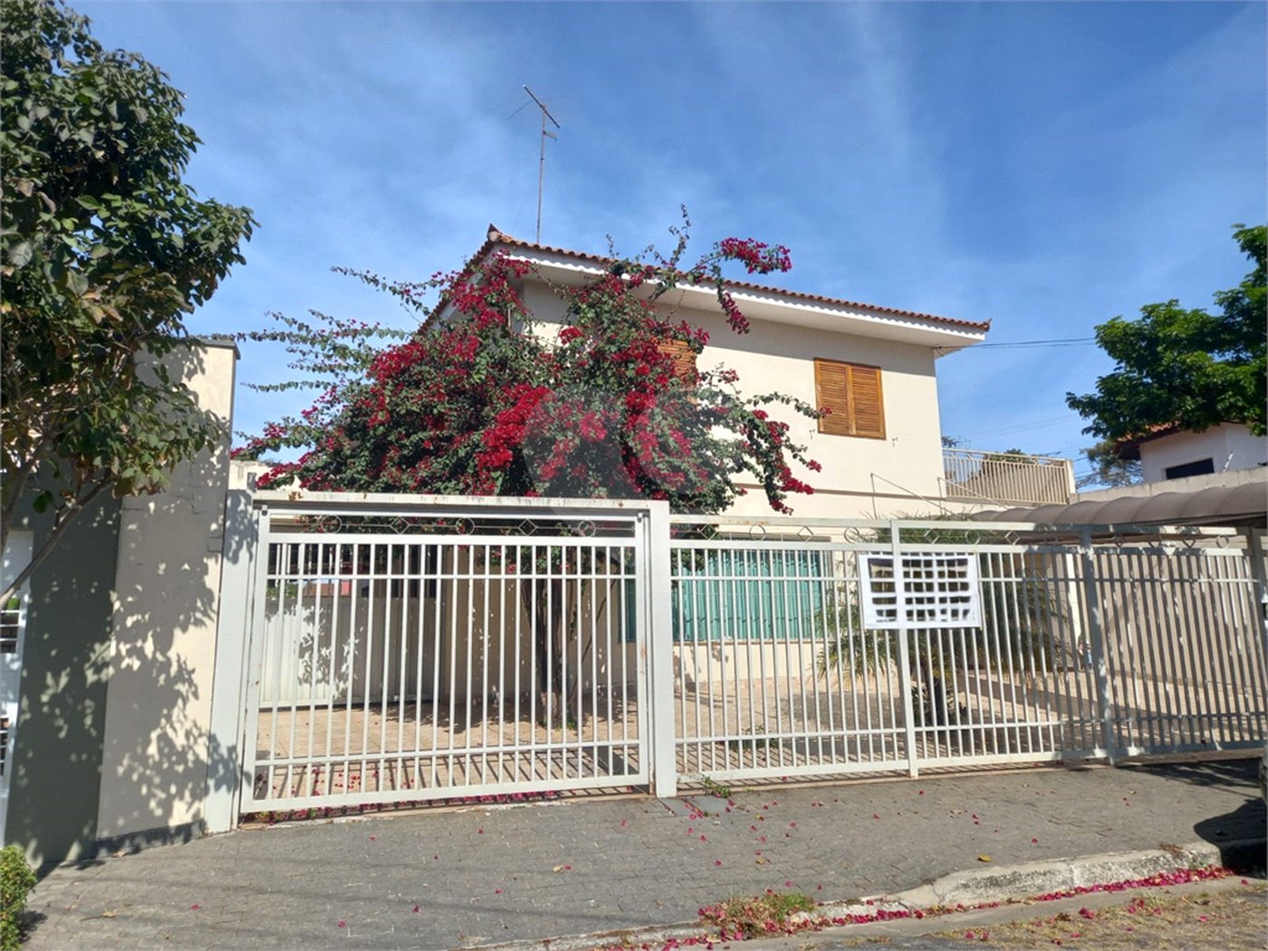 Sobrado à venda com 4 quartos, sendo 2 suítes, em Tremembé, São Paulo, SP