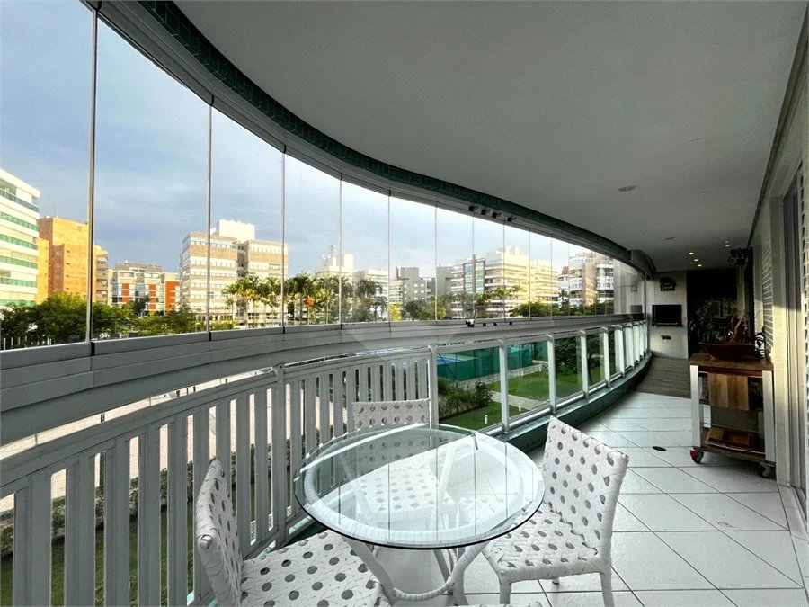 Apartamento à venda com 3 quartos, sendo 1 suíte, em Riviera de São Lourenço, Bertioga, SP
