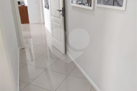 Casa à venda com 4 quartos, sendo 2 suítes, no condomínio Residencial Jardim das Palmeiras, Vinhedo - SP