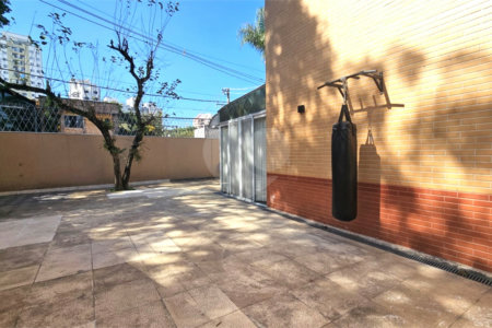 Casa à venda com 3 quartos, sendo 1 suíte, no condomínio Flora Park, São Paulo - SP