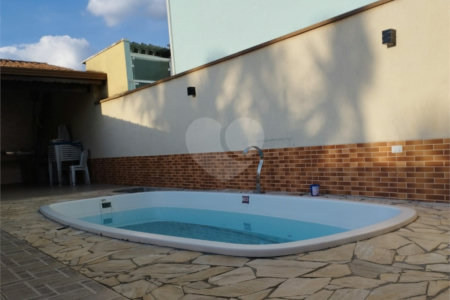Sobrado à venda com 3 quartos, sendo 1 suíte,  em Jardim Santa Rita de Cássia, Suzano, SP