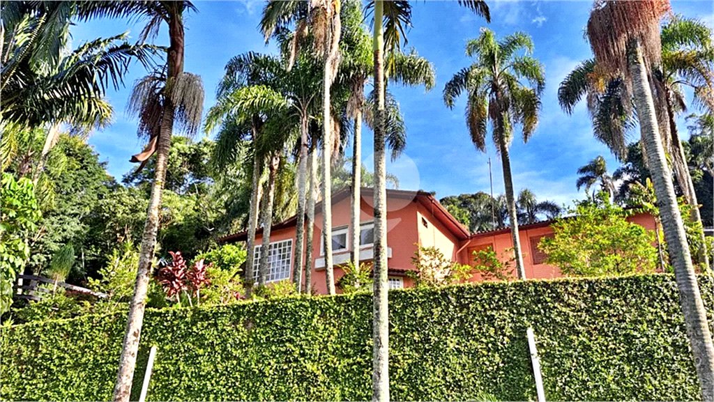 Casa à venda com 6 quartos, sendo 2 suítes, no condomínio Associação Reserva das Hortênsias, Mairiporã - SP