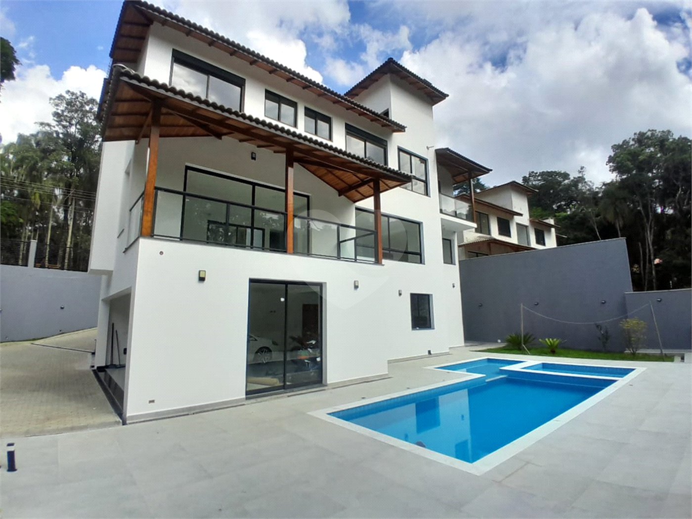 Casa à venda ou para alugar com 3 suítes no condomínio Sausalito, Mairiporã - SP