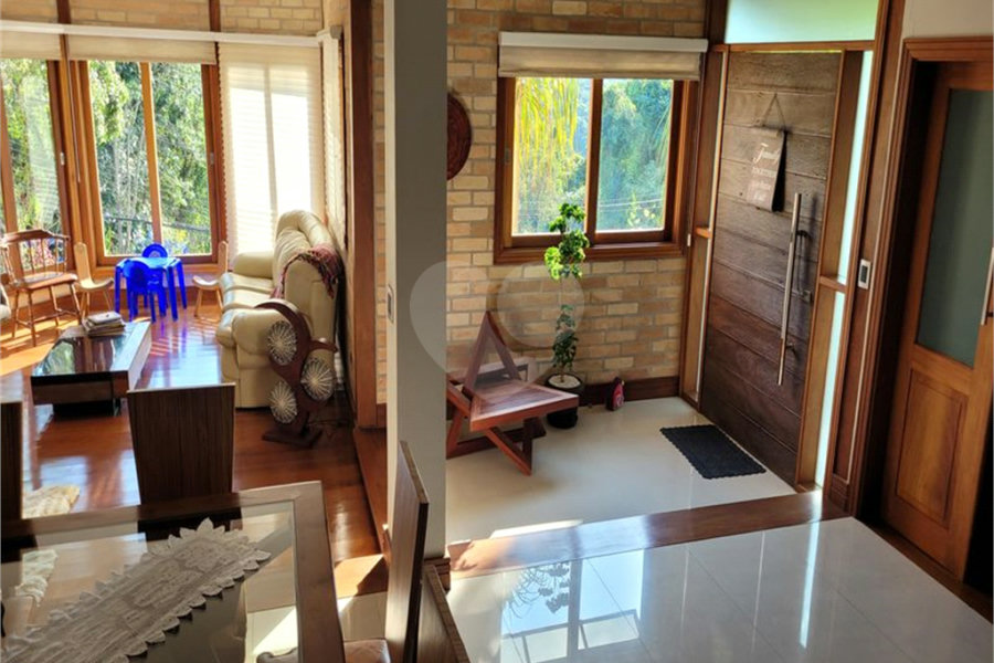 Casa à venda com 4 quartos, sendo 2 suítes, no condomínio Alpes da Cantareira, Mairiporã - SP