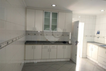 Sobrado à venda com 3 quartos em Chora Menino, São Paulo, SP