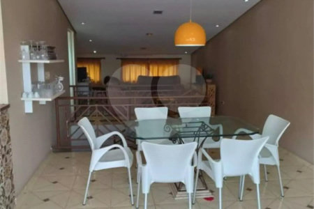 Sobrado à venda com 3 quartos, sendo 1 suíte, em Jardim Karolyne, Votorantim, SP