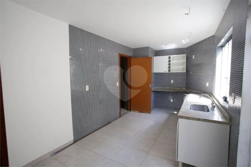 Casa à venda com 4 quartos, sendo 3 suítes, no condomínio Lícia de Alvarenga, Rio de Janeiro - RJ