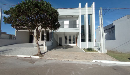 Casa à venda com 3 quartos, sendo 1 suíte,  no condomínio Lago dos Ipês, Itapetininga - SP