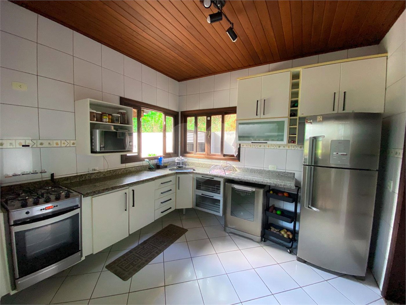 Casa à venda com 4 quartos, sendo 2 suítes, no condomínio Suíça da Cantareira, Mairiporã - SP