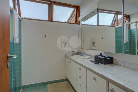 Casa à venda com 4 quartos, sendo 2 suítes, no condomínio Vila Antonieta, São Paulo - SP