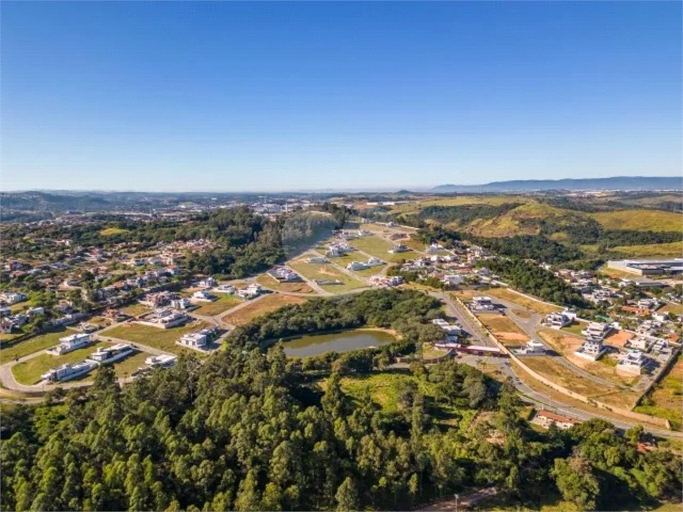 Casa à venda com 3 quartos, sendo 2 suítes,  no condomínio Arboretum, Vinhedo - SP