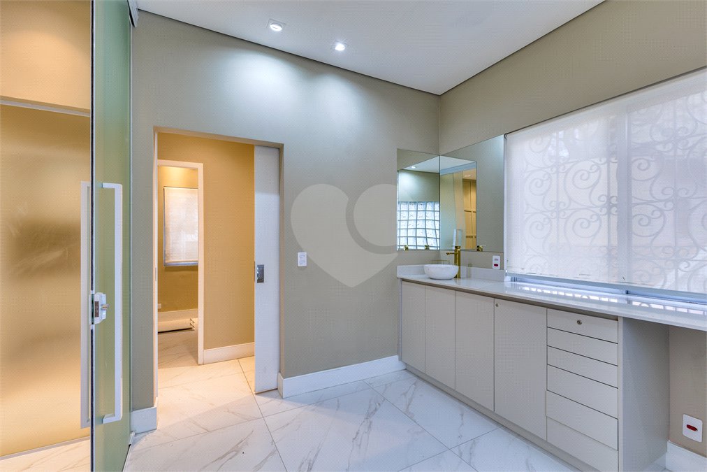 Casa à venda ou para alugar com 12 quartos, sendo 2 suítes, em Alto da Boa Vista, São Paulo, SP