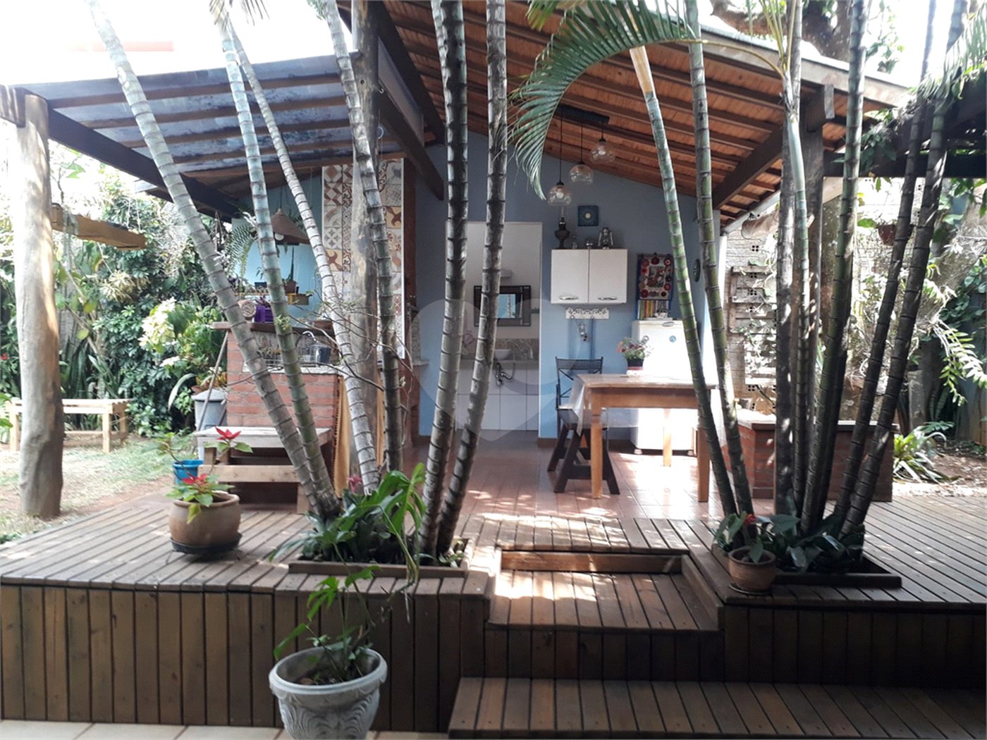 Sobrado com quintal amplo e arborizado a venda