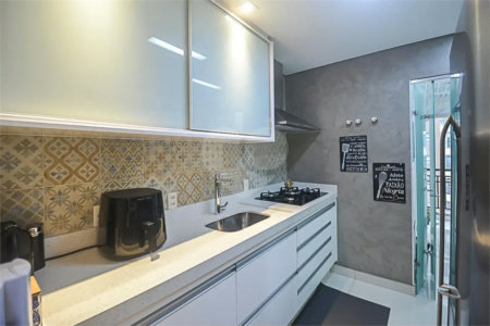 Espaço, conforto e uma localização privilegiada fazem deste apartamento mobiliado no Baeta Neves, em São Bernardo do Campo, uma excelente opção para seu novo lar. Com 118 m², três dormitórios e quatro banheiros, o imóvel oferece ambientes amplos para acomodar a família e receber amigos com comodidad