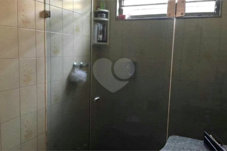 Casa térrea com 3 dormitórios, sendo 2 suítes.