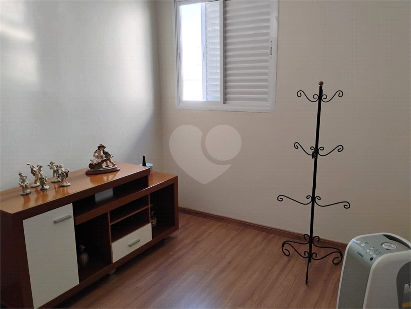 Vende-se apartamento no Jardim Aeroporto com 03 dormitórios
