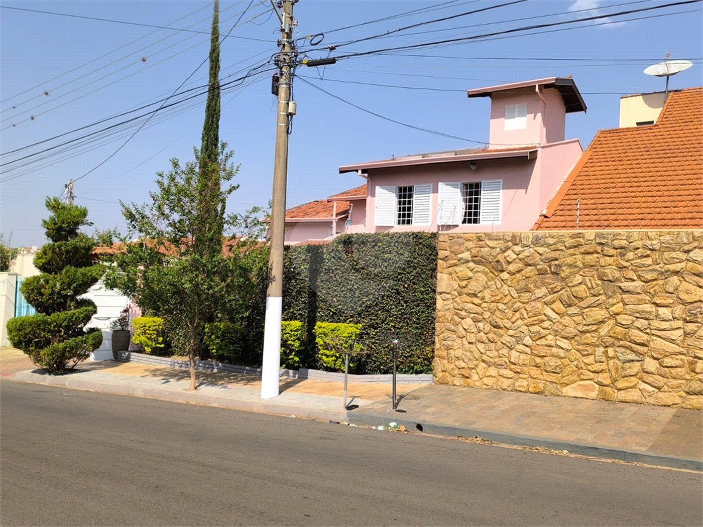 Casa à Venda no Santa Marta com 3 Suítes e Piscina