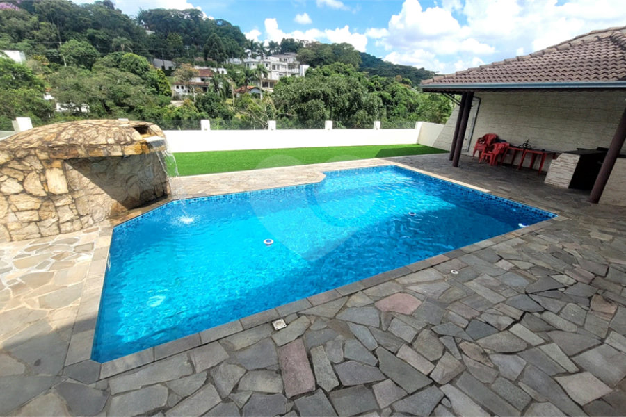 Casa à venda com 5 quartos, sendo 3 suítes, no condomínio Alpes da Cantareira, Mairiporã - SP
