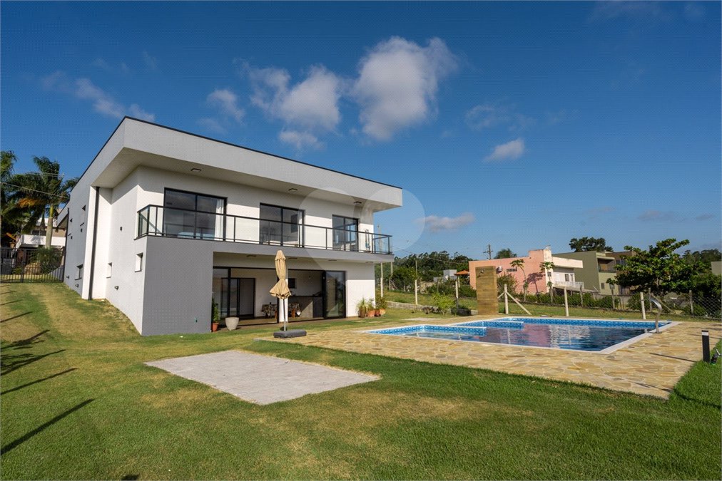 Casa à venda com 4 quartos, sendo 1 suíte, no condomínio Residencial Pinheiros do Lago, Alambari - SP