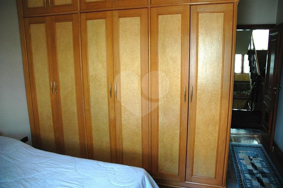 Sobrado à venda com 5 quartos, sendo 4 suítes, em Interlagos, São Paulo, SP