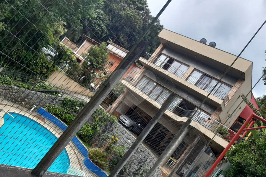 Casa à venda com 4 quartos, sendo 2 suítes, no condomínio Champs Elysees Village, Mairiporã - SP