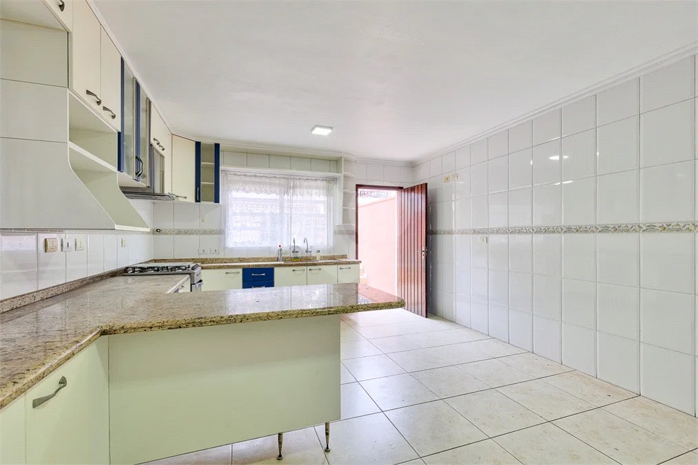 Sobrado à venda com 4 quartos, sendo 1 suíte, em Interlagos, São Paulo, SP