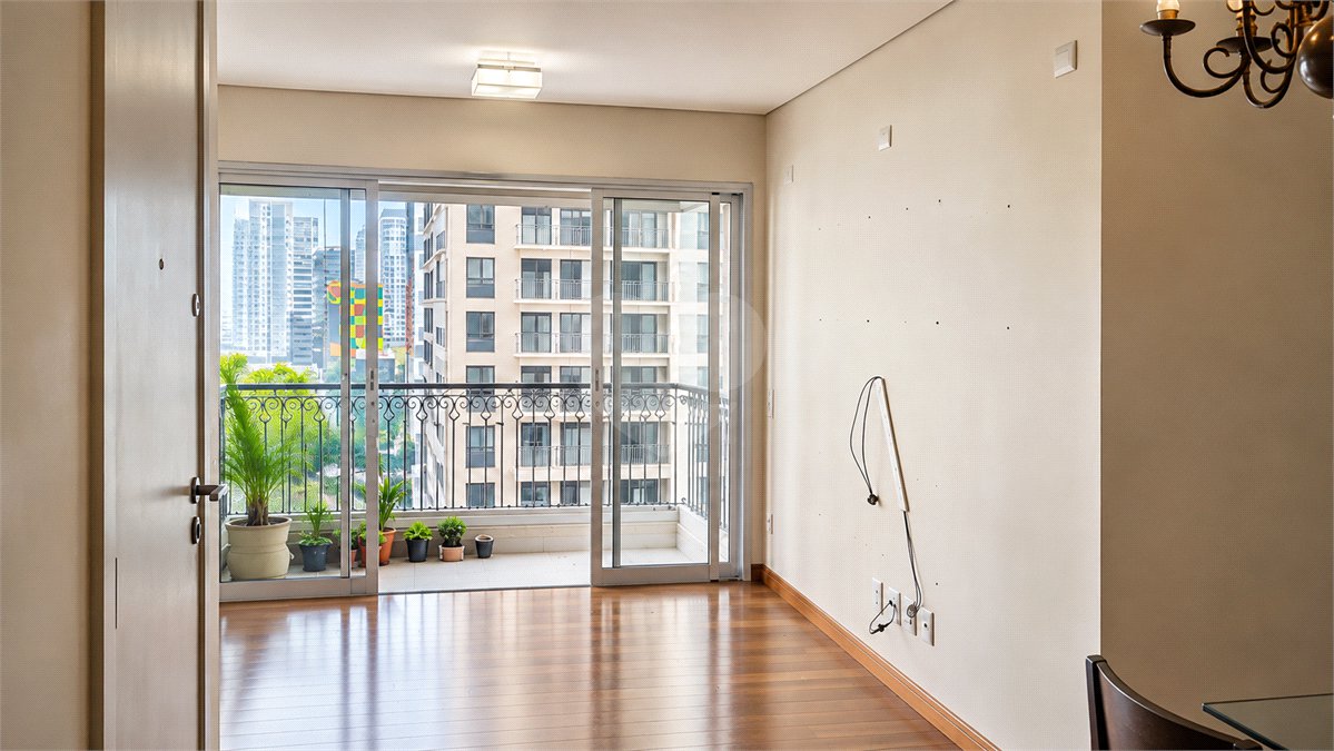 Apartamento à venda com 3 quartos, sendo 1 suíte, em Jardim das Acácias, São Paulo, SP