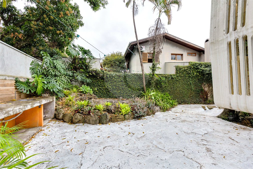 Casa de Vila à venda ou para alugar com 4 quartos, sendo 1 suíte, em Granja Julieta, São Paulo, SP