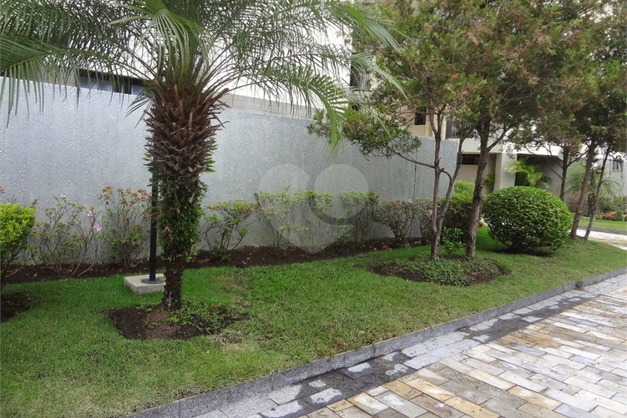 COBERTURA COM PISCINA E CHURRASQUEIRA NA CASA VERDE.