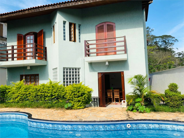 Sobrado à venda com 4 quartos, sendo 3 suítes,  em Interlagos, São Paulo, SP